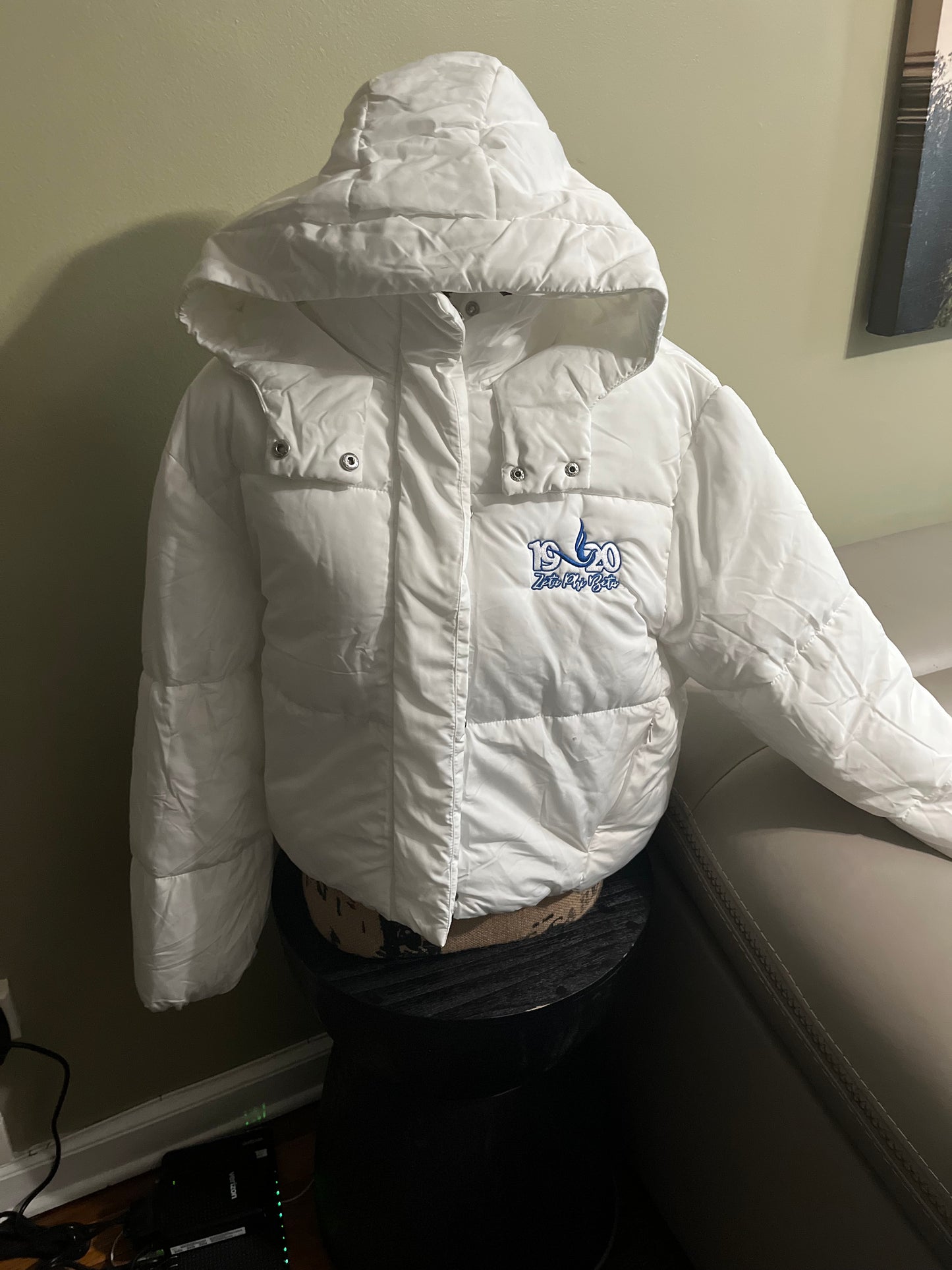 This puff-style bomber jacket combines warmth and comfort. Featuring detailed Zeta embroidery, it’s designed to run true to size for a flattering fit that complements any look. For a relaxed or oversized feel, simply size up. Available in royal or white, this stylish jacket is perfect for casual days, travel, or representing your sisterhood in style. All sales are final.