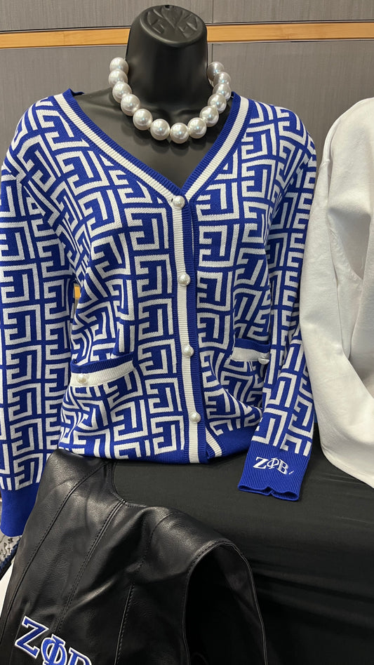 The Keystone Cardigan features the signature keystone pattern on a classic 5-button design. Soft, stylish, and easy to layer, it’s perfect for any Zeta occasion. A polished everyday piece for the Finer woman.