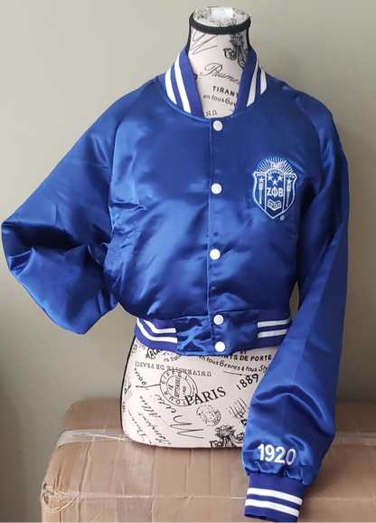 The Zeta Crop Jacket is a royal blue sleek satin piece designed for a bold, modern Zeta look. Lightweight and stylish, it’s perfect for pairing with high-waist bottoms. Finished with “1920” on the left sleeve for the perfect Finer touch.