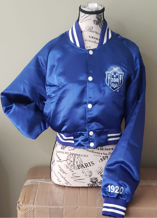 The Zeta Crop Jacket is a royal blue sleek satin piece designed for a bold, modern Zeta look. Lightweight and stylish, it’s perfect for pairing with high-waist bottoms. Finished with “1920” on the left sleeve for the perfect Finer touch.