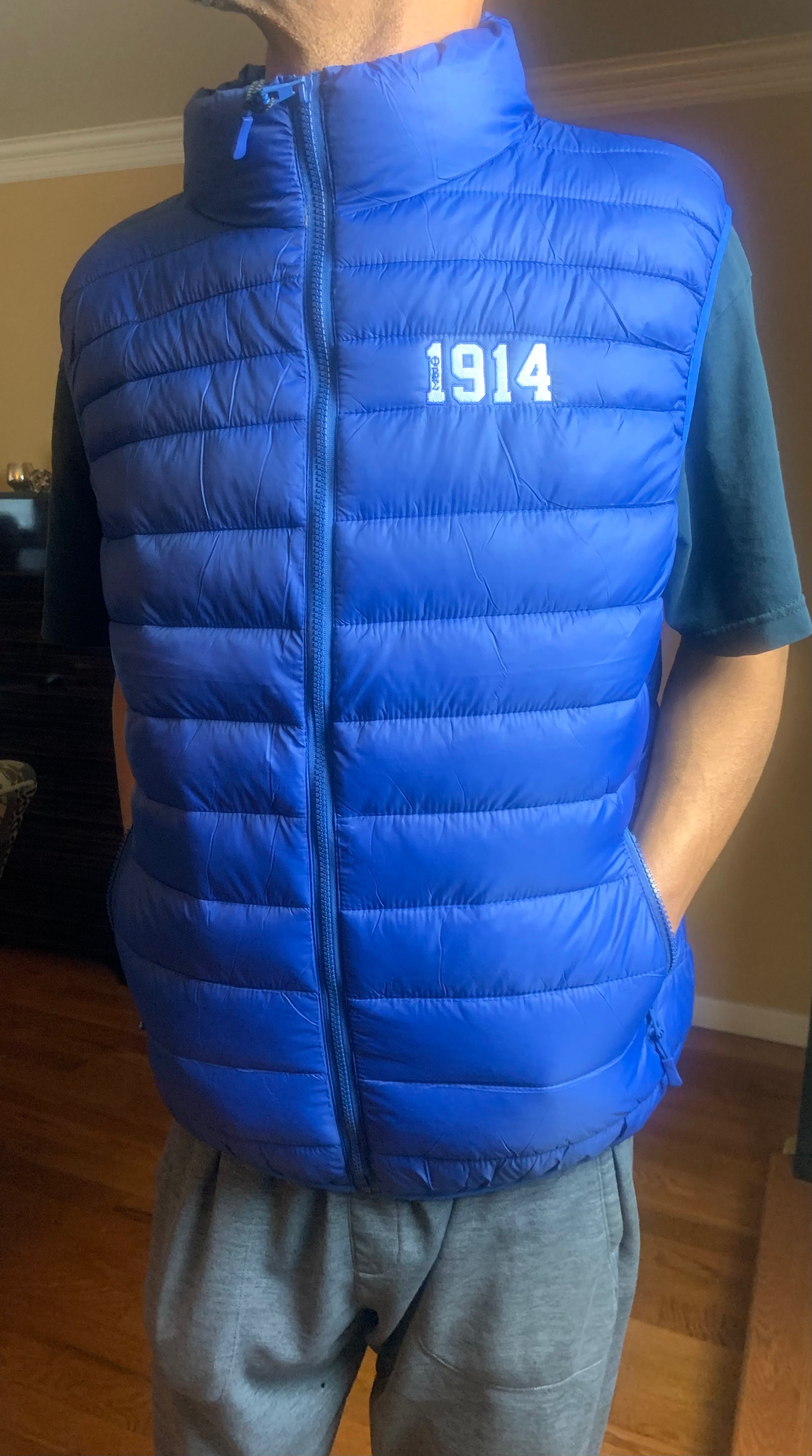 Stay warm and stylish in the Sigma Puff Vest. This sleeveless men’s puffer vest features interior pockets for convenience and a sleek fit that runs small size up for the best comfort. 